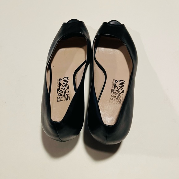 Salvatore Ferragamo Women’s Beautiful Classic Open Toe Slip On Heels Size 8.5B - Picture 3 of 7